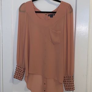 High-Low Snap button back blouse.